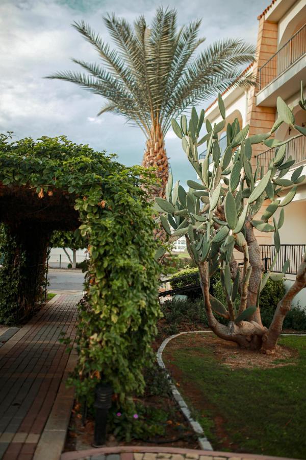 Fantastic 4 Cyprus First Line Beachfront Boghaz Eksteriør bilde